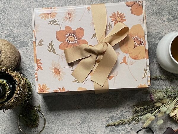 Gift Box: 4 Seasonal Dried Flower Bouquets and Vase